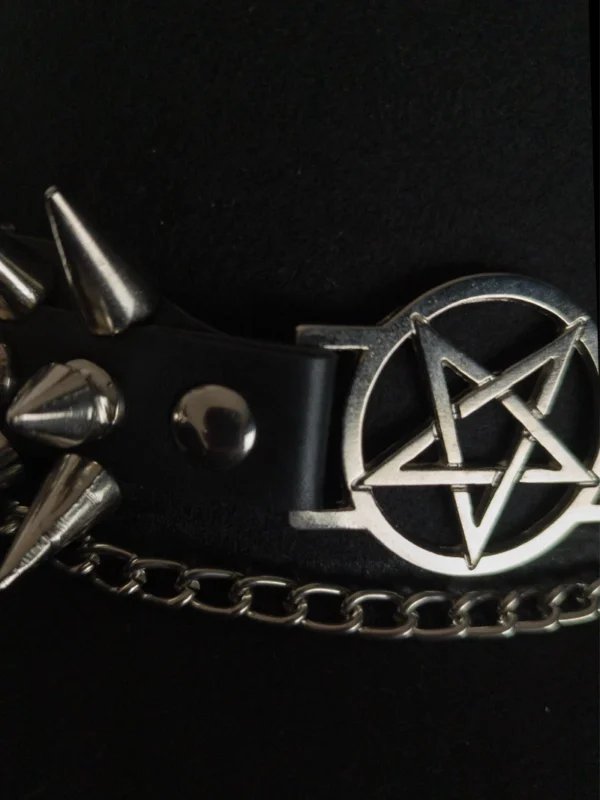 Acercarmiento Close up a la insignia pentagrama